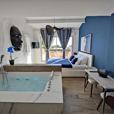 Suites Jm - Les Pins Marines - Jacuzzi & Vue Mer Bandol Esterno foto