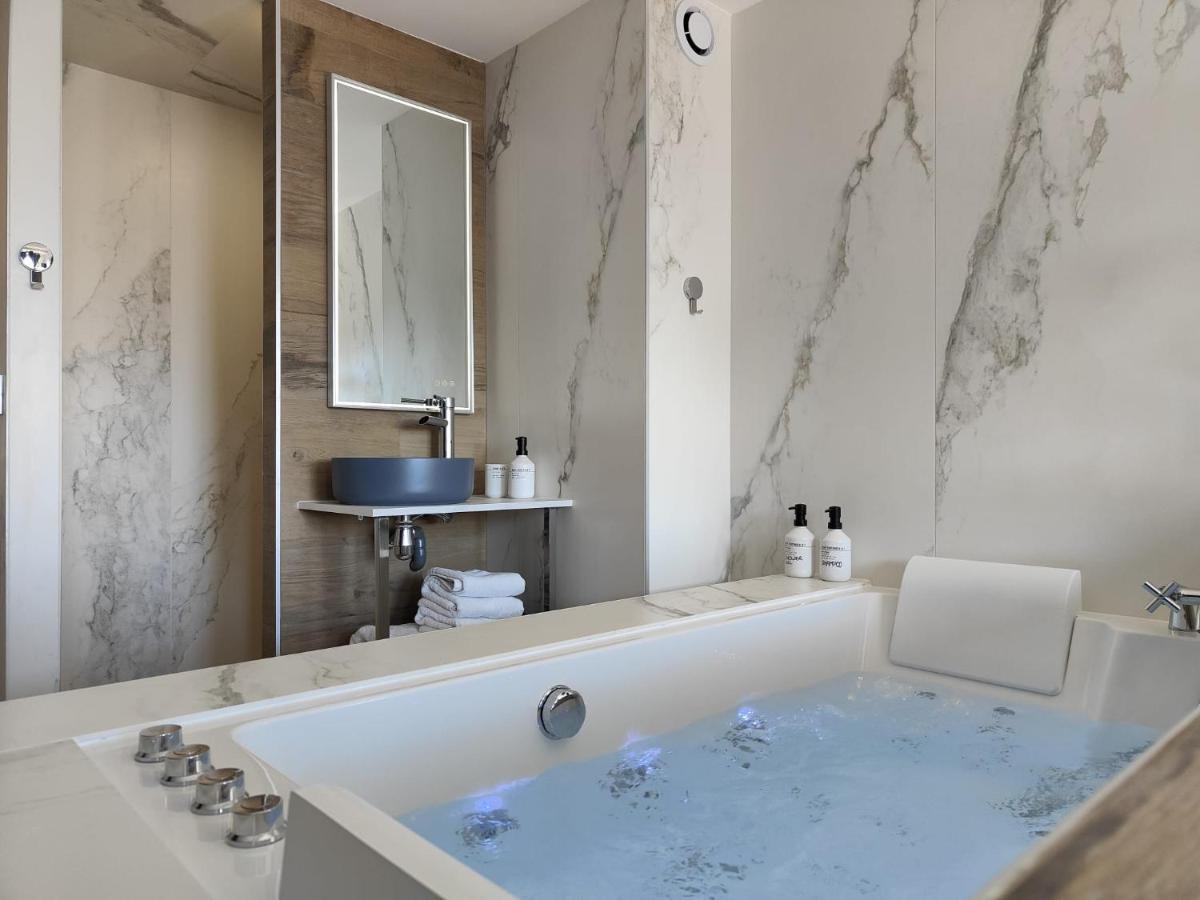 Suites Jm - Les Pins Marines - Jacuzzi & Vue Mer Bandol Esterno foto
