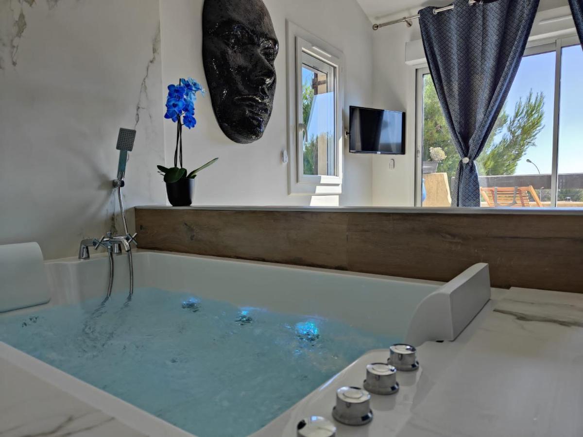 Suites Jm - Les Pins Marines - Jacuzzi & Vue Mer Bandol Esterno foto