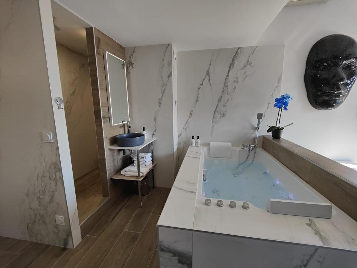 Suites Jm - Les Pins Marines - Jacuzzi & Vue Mer Bandol Esterno foto